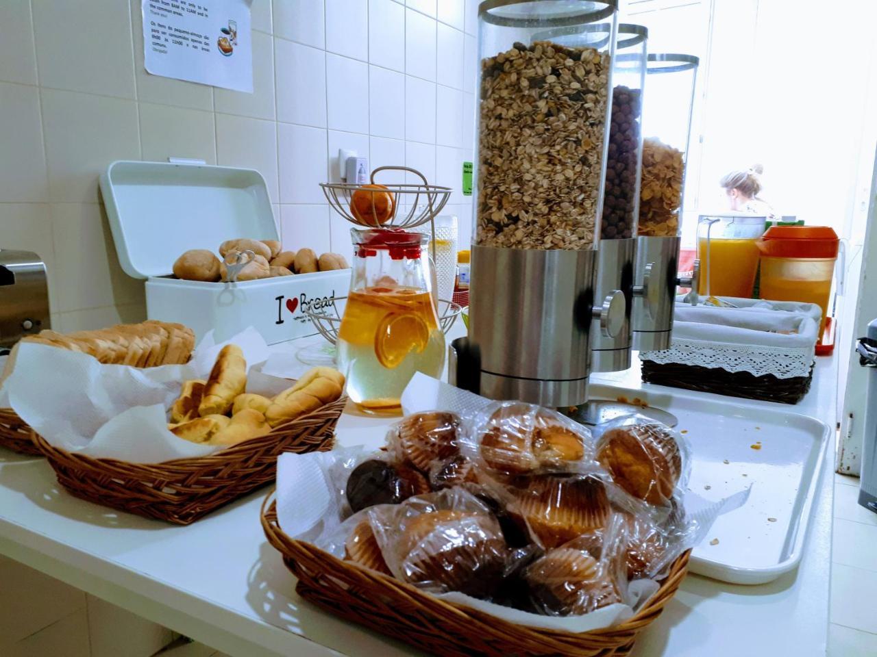Hostal Lisboa Central Hostel *